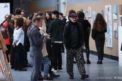 Wernisaż prac Ewy Niewiarowskiej w Galerii Studenckiej WA PB. 20.03.2024 r. fot. Paweł Jankowski/PB (20)