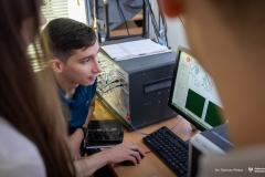 2024-07-04-2024-Międzynarodowa-szkoła-letnia-laboratoria-na-WBiNŚ-fot-Dariusz-Piekut