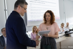 Rektor dr hab. inż. Marta Kosior-Kazberuk, prof. PB składa gratulacje dr. inż. Michałowi Harasimczukowi. Posiedzenie Senatu Politechniki Białostockiej XVII kadencji w dn. 12.09.2024 r. fot-Dariusz Piekut/ PB