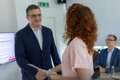 Rektor dr hab. inż. Marta Kosior-Kazberuk, prof. PB składa gratulacje dr. inż. Michałowi Harasimczukowi. Posiedzenie Senatu Politechniki Białostockiej XVII kadencji w dn. 12.09.2024 r. fot-Dariusz Piekut/ PB