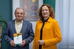 2025-09-30-Jubileuszówkę-otrzyma-prof-Jalinik-za-50-lat-pracy-fot-Iryna-Mikhno-PB