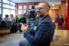 2025-10-14-Kawka-z-profesorem-na-WE-fot-Dariusz-Piekut-PB