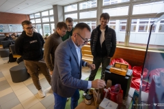 2025-10-14-Kawka-z-profesorem-na-WE-fot-Dariusz-Piekut-PB