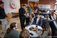 2025-10-14-Kawka-z-profesorem-na-WE-fot-Dariusz-Piekut-PB
