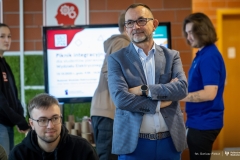 2025-10-14-Kawka-z-profesorem-na-WE-fot-Dariusz-Piekut-PB