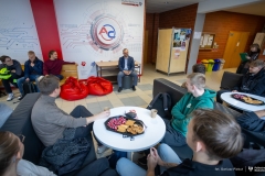 2025-10-14-Kawka-z-profesorem-na-WE-fot-Dariusz-Piekut-PB