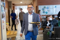 2025-10-14-Kawka-z-profesorem-na-WE-fot-Dariusz-Piekut-PB