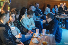 2026-02-26-Kawiarnia-Naukowa-Pułapki-myślenia-fot.-Maciej-Giedrojć-Juraha-PB