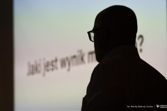 2026-02-26-Kawiarnia-Naukowa-Pułapki-myślenia-fot.-Maciej-Giedrojć-Juraha-PB