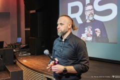 2026-02-26-Kawiarnia-Naukowa-Pułapki-myślenia-fot.-Maciej-Giedrojć-Juraha-PB