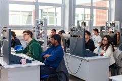 2026-03-09-Mikropoświadczenia-na-Wydziale-Mechanicznym-fot-WM-PB