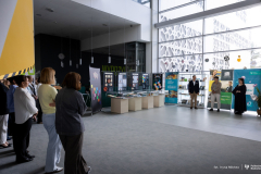2026-06-16-otwarcie-wystawy-Barwy-Matematyki-w-Bibliotece-PB-fot-Iryna-Mikhno-PB