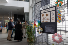 2026-06-16-otwarcie-wystawy-Barwy-Matematyki-w-Bibliotece-PB-fot-Iryna-Mikhno-PB