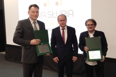 Podziękowania za wkład w stworzenie wystawy w Muzeum Starożytnego Hutnictwa Świętokrzyskiego w Nowej Słupi. Pierwszy od prawej: dr hab. inż. Janusz Krentowski, prof. PB