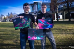 Przedstawiciele Koła naukowego Cerber Motorsport z Kalendarzami koła naukowego