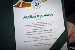 2025-03-20-Wręczenie-podziękowania-dla-dr-hab-inż-Arkadiusza-Mystkowskiego-fot-Dariusz-Piekut