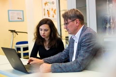 Dr inż. Piotr Borkowski i mgr inż. Paulina Janowska mają prawo ochronne na wzór użytkowy pt. Urządzenie do edukacji sensorycznej, fot. Paweł Jankowski