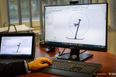 Studenci oraz pracownicy z WM zaprojektowali prototyp adaptera umożliwiającego zamocowanie płóz na hulajnodze_fot.Dariusz Piekut_PB