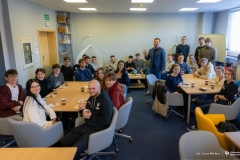 2025-11-05-WIZ-kawka-z-prof-Urbanem-fot-Iryna-Mikhno-PB