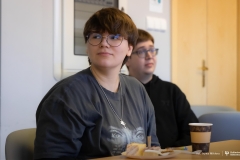 2025-11-05-WIZ-kawka-z-prof-Urbanem-fot-Iryna-Mikhno-PB