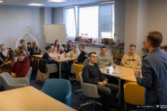 2025-11-05-WIZ-kawka-z-prof-Urbanem-fot-Iryna-Mikhno-PB