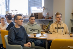 2025-11-05-WIZ-kawka-z-prof-Urbanem-fot-Iryna-Mikhno-PB