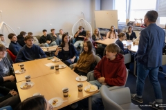 2025-11-05-WIZ-kawka-z-prof-Urbanem-fot-Iryna-Mikhno-PB