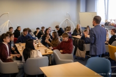 2025-11-05-WIZ-kawka-z-prof-Urbanem-fot-Iryna-Mikhno-PB