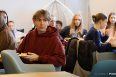 2025-11-05-WIZ-kawka-z-prof-Urbanem-fot-Iryna-Mikhno-PB