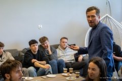 2025-11-05-WIZ-kawka-z-prof-Urbanem-fot-Iryna-Mikhno-PB