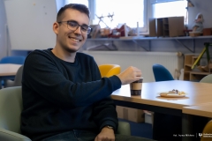 2025-11-05-WIZ-kawka-z-prof-Urbanem-fot-Iryna-Mikhno-PB