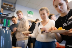 2025-11-05-WIZ-kawka-z-prof-Urbanem-fot-Iryna-Mikhno-PB