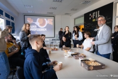 2025-11-05-WM-kawka-z-prof-Kuciejem-fot-Iryna-Mikhno-PB