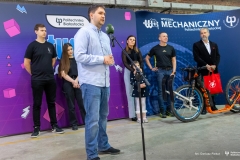 2024.01.18 Przekazanie hulajnogi na płozach. Uczelnia wspiera akcję charytatywną fot. Dariusz Piekut PB
