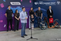 2024.01.18 Przekazanie hulajnogi na płozach. Uczelnia wspiera akcję charytatywną fot. Dariusz Piekut PB
