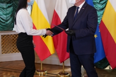 Marlena Gola i Tadeusz Truskolaski podczas uroczystości wręczenia tytułu Ambasadora Sportu Białostockiego