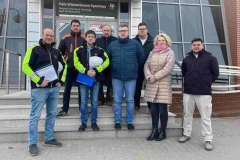 Na zdjęciu: Magdalena Mazerska – Hydros Plus Białystok i od lewej: Artur Kępko – inspektor nadzoru inwestorskiego (branża budowlana), Marcin Kuliński – inspektor nadzoru inwestorskiego (branża elektryczna), Dariusz Przemysław Sadowski – inspektor nadzoru inwestorskiego (branża sanitarna), Roman Koniuch – kierownik budowy, Roman Ptaszyński – projektant, Tomasz Kulesza – prezes Hydros Plus i Bartłomiej Adasiewicz – inżynier Hydros Plus Białystok