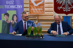 2026-02-24-Umowa-o-współpracy-z-ZS-Nr-2-w-Ostrowi-Mazowieckiej-fot. ZS-Nr-2-w-Ostrowi-Mazowieckiej