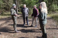 Pracownicy Politechniki Białostockiej oraz przedstawiciele Ośrodka Rehabilitacji Zwierząt BPN na spacerze w parku_fot.Dariusz-Piekut_PB-29