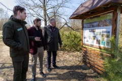 Pracownicy Politechniki Białostockiej oraz przedstawiciel Ośrodka Rehabilitacji Zwierząt BPN  oglądającyjący gablotę z mapą parku_fot.Dariusz-Piekut_PB-32