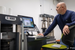 2025-11-26-patent-Sposób-wykonania-asfaltowe-nawierzchni-drogowej-z warstwą-z-betonu-geopolimerowego-prof-Bołtryk-fot-Iryna-Mikhno-PB