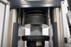 2025-11-26-patent-Sposób-wykonania-asfaltowe-nawierzchni-drogowej-z warstwą-z-betonu-geopolimerowego-prof-Bołtryk-fot-Iryna-Mikhno-PB