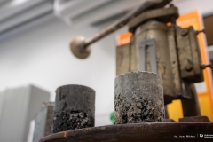 2025-11-26-patent-Sposób-wykonania-asfaltowe-nawierzchni-drogowej-z warstwą-z-betonu-geopolimerowego-prof-Bołtryk-fot-Iryna-Mikhno-PB