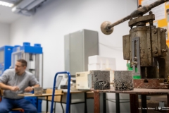 2025-11-26-patent-Sposób-wykonania-asfaltowe-nawierzchni-drogowej-z warstwą-z-betonu-geopolimerowego-prof-Bołtryk-fot-Iryna-Mikhno-PB