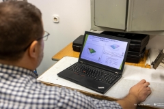 2025-11-26-patent-Sposób-wykonania-asfaltowe-nawierzchni-drogowej-z warstwą-z-betonu-geopolimerowego-prof-Bołtryk-fot-Iryna-Mikhno-PB