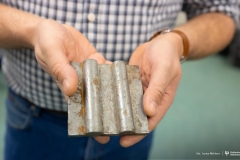 2025-11-26-patent-Sposób-wykonania-asfaltowe-nawierzchni-drogowej-z warstwą-z-betonu-geopolimerowego-prof-Bołtryk-fot-Iryna-Mikhno-PB