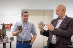 2025-11-26-patent-Sposób-wykonania-asfaltowe-nawierzchni-drogowej-z warstwą-z-betonu-geopolimerowego-prof-Bołtryk-fot-Iryna-Mikhno-PB