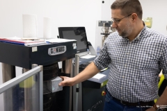 2025-11-26-patent-Sposób-wykonania-asfaltowe-nawierzchni-drogowej-z warstwą-z-betonu-geopolimerowego-prof-Bołtryk-fot-Iryna-Mikhno-PB