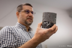 2025-11-26-patent-Sposób-wykonania-asfaltowe-nawierzchni-drogowej-z warstwą-z-betonu-geopolimerowego-prof-Bołtryk-fot-Iryna-Mikhno-PB