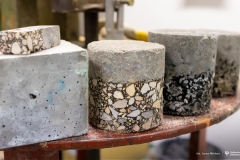 2025-11-26-patent-Sposób-wykonania-asfaltowe-nawierzchni-drogowej-z warstwą-z-betonu-geopolimerowego-prof-Bołtryk-fot-Iryna-Mikhno-PB